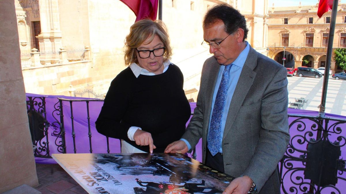 La autora explica el cartel a Santiago Parra, edil de Turismo, durante su presentación.