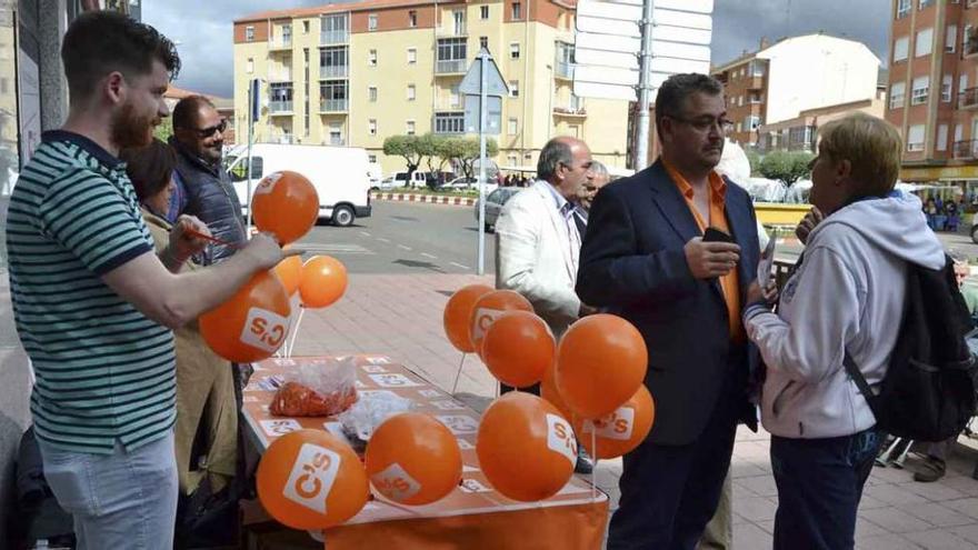 Ciudadanos da a conocer sus propuestas en la calle Las Eras.