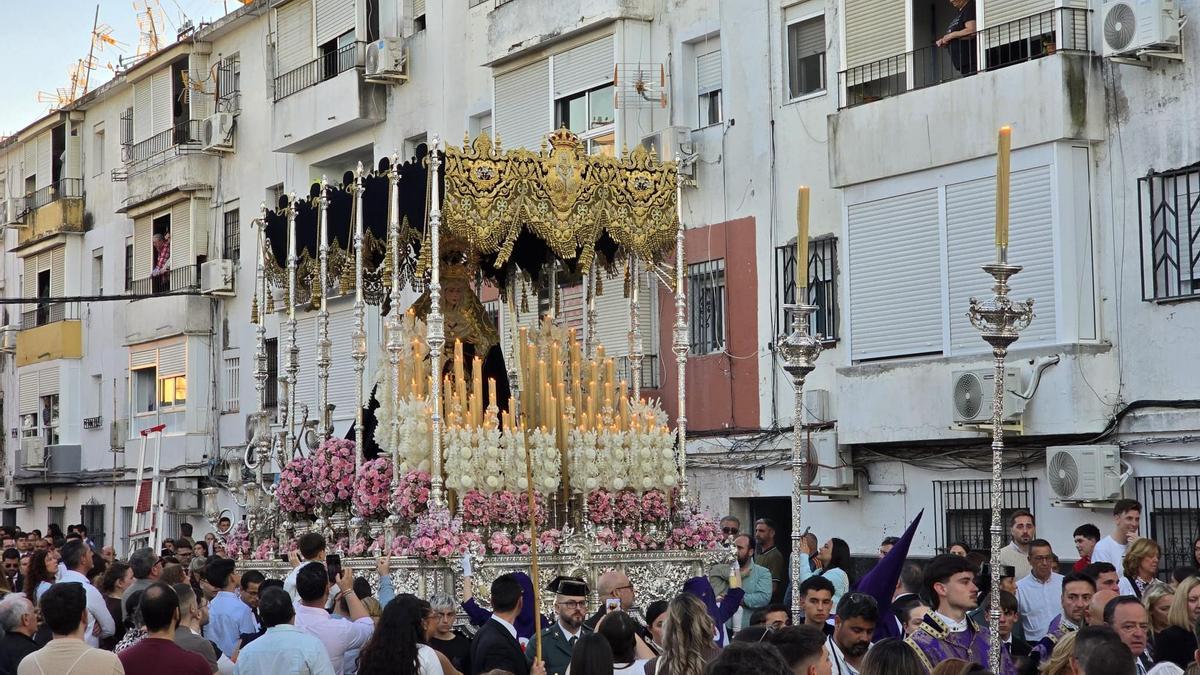 Vídeo | Suena la banda de música de las Nieves de Olivares tras el palio de María Santísima de los Dolores, de la Hermandad de Torreblanca