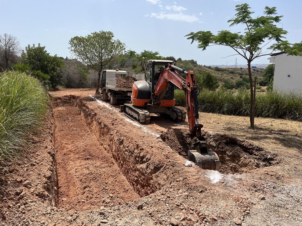 Una excavadora abre nuevos nichos en el cementerio de animales de Málaga.