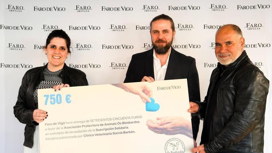 La Protectora de Animais Os Biosbardos recibe el cheque de la suscripción solidaria de Faro de Vigo