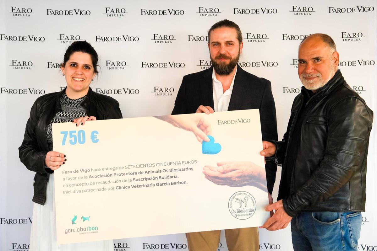 Entrega del cheque de la suscripción solidaria de FARO. De izquierda a derecha la directora de la protectora de Ponteareas, Eva Álmez, el subdirector del periódico, José Carneiro; y el propietario de la Clínica García Barbón, Fran Rodríguez Criado.