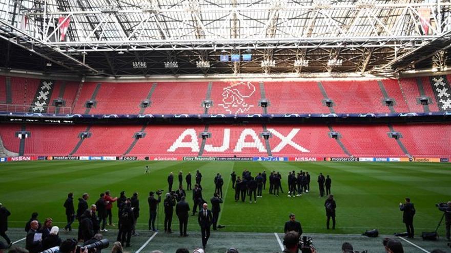 Ultras del Ajax lanzan cohetes para despertar a la Juventus