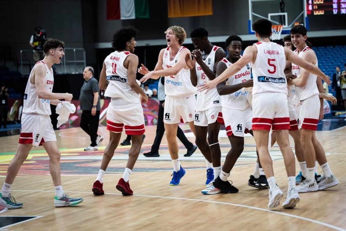 La selección española de baloncesto celebra una victoria en el Mundial sub 19.
