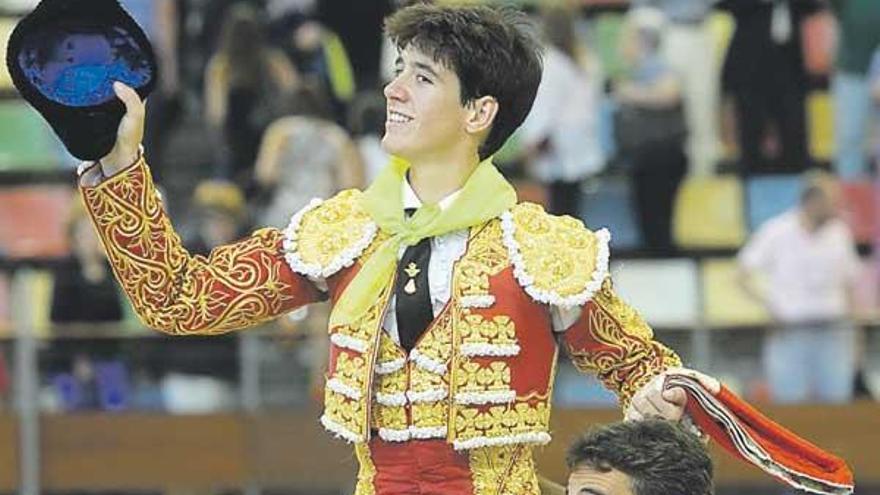 Esaú Fernández sale a hombros del Coliseum