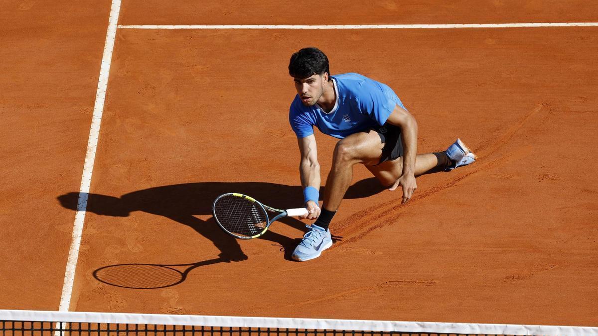 Alcaraz sufre para llegar a cuartos de final