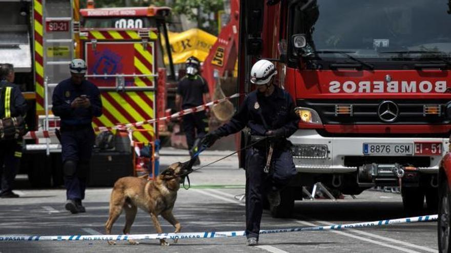 Los bomberos esperan hallar con vida a uno de los obreros desaparecidos en Madrid