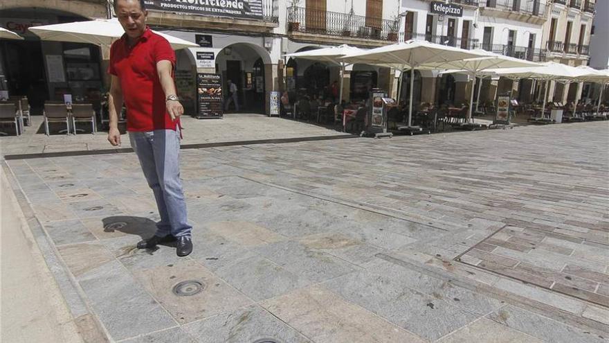 Hosteleros y turistas quieren que se activen las fuentes de la plaza Mayor de Cáceres