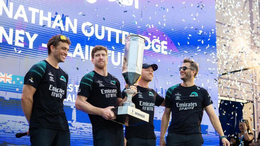 La tripulación del “New Zealand”, con el trofeo. |  // AMERICA’S CUP