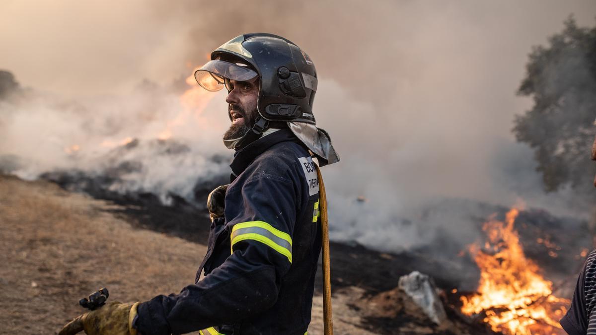 Un bombero durante las labores de extinción del incendio originado en Losacio