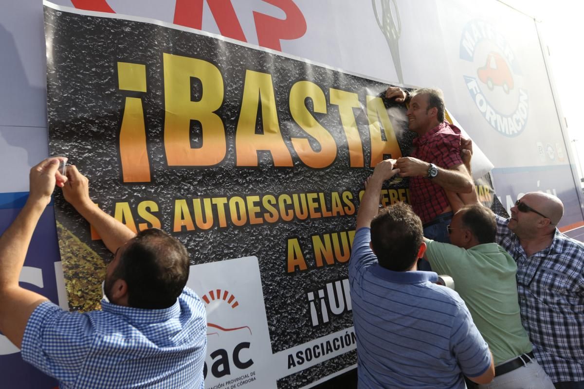 Fotogalería / Manifestación en Córdoba de autoescuelas