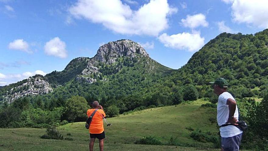 La Mota Cetín desde Fontecha, con el bosque de Los Cuadrazales en el medio.