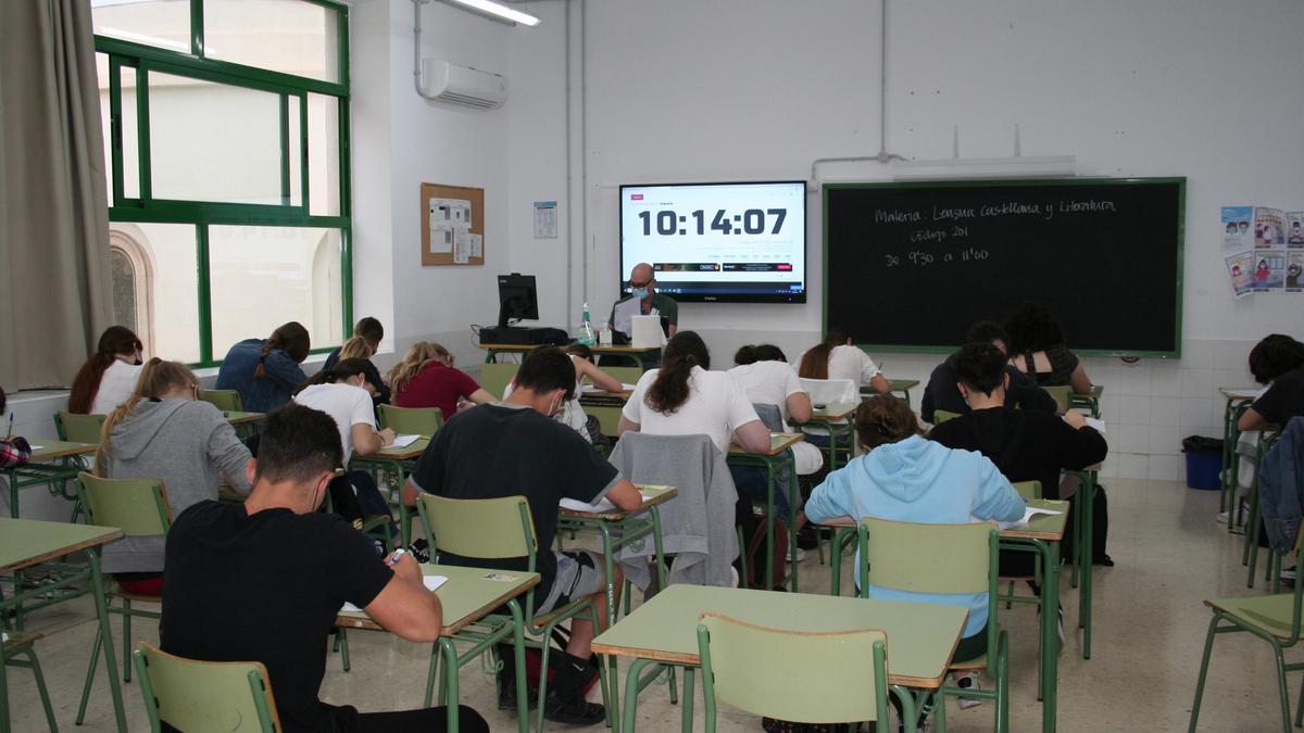 Alumnos durante su examen en el IES Ibáñez Martín, esta mañana.