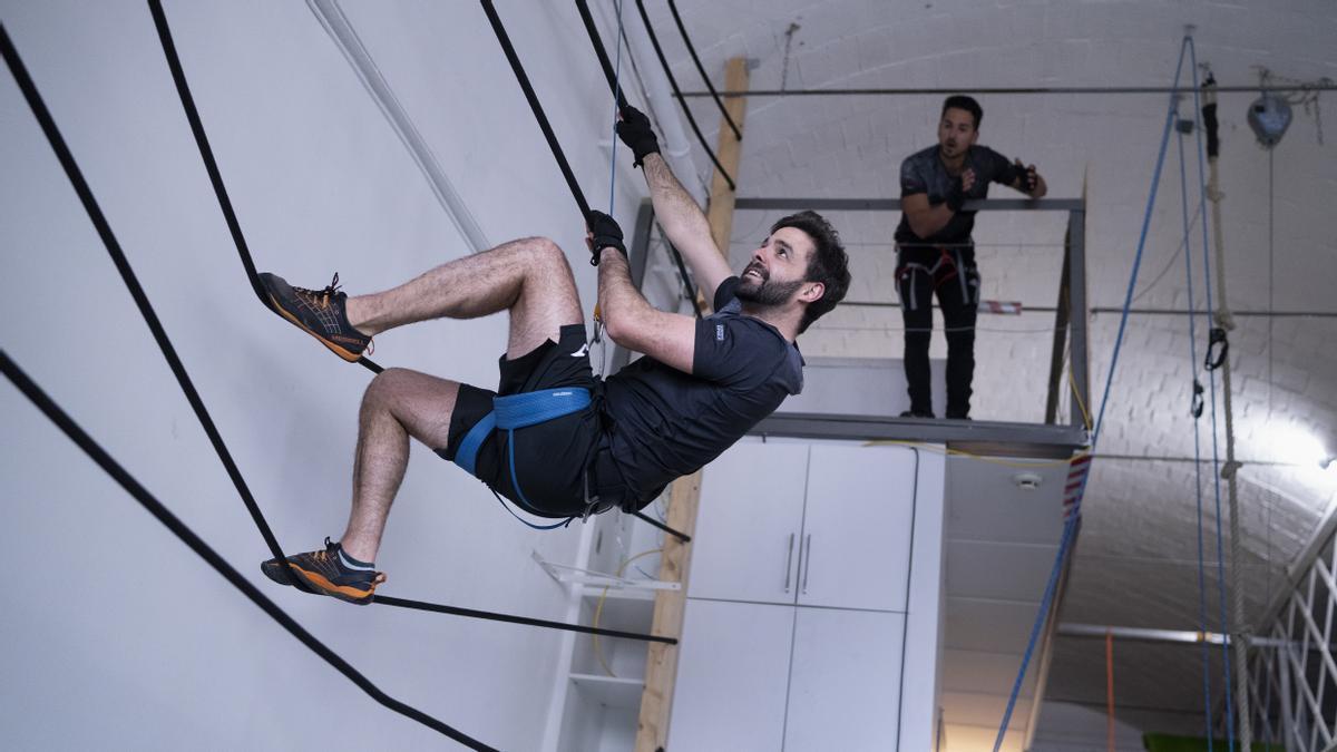 Javier juega al tres en raya en formato escalada.