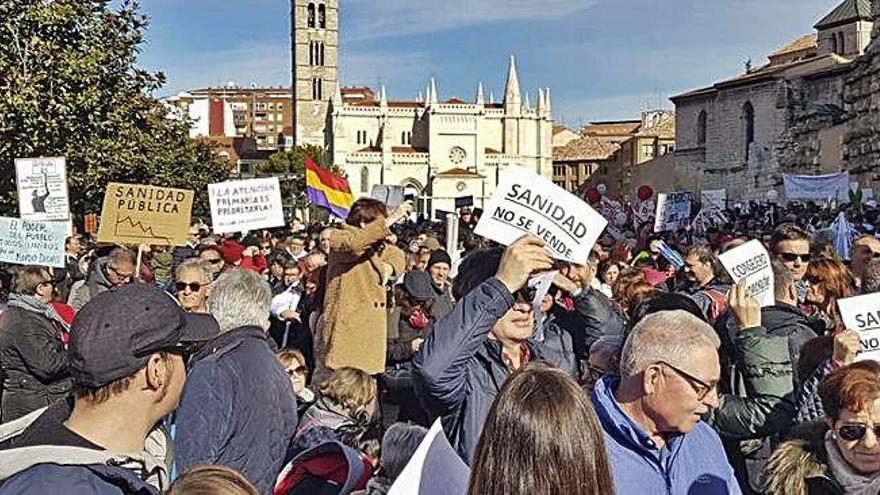 Manifestantes benaventanos con algunos alcaldes a la cabeza durante el recorrido de la protesta por las calles de Valladolid bajo el lema &quot;Nos sigue doliendo la sanidad&quot;.