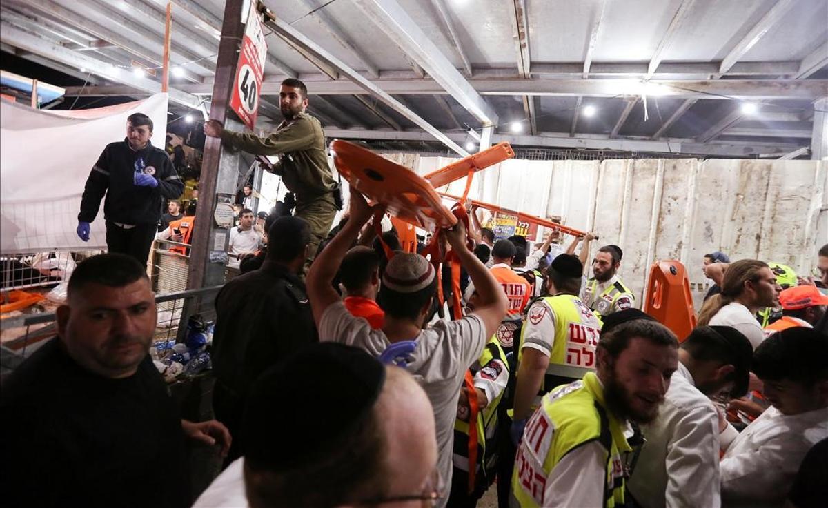 Personal médico y de rescate trabaja en el lugar de la avalancha durante la celebración del Lag Baomer en el Monte Meron.