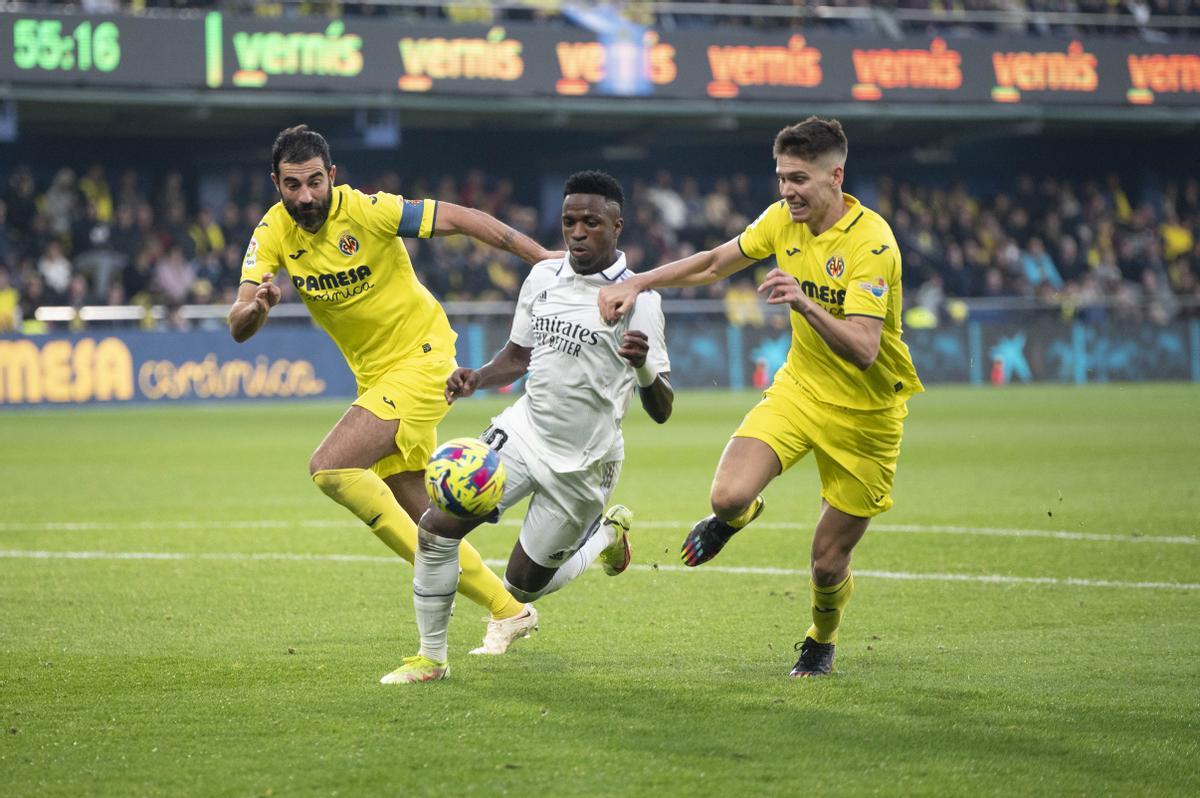 Albiol y Foyth intentan frenar a Vinícuis en el Villarreal - Real Madrid.