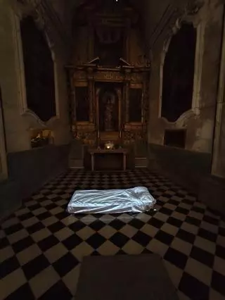 ‘El sueño de todo artista’, de Eugenio Ampudia, yace en el Convent de Sant Agustí como preámbulo a la Nitx de l'Art de Felanitx