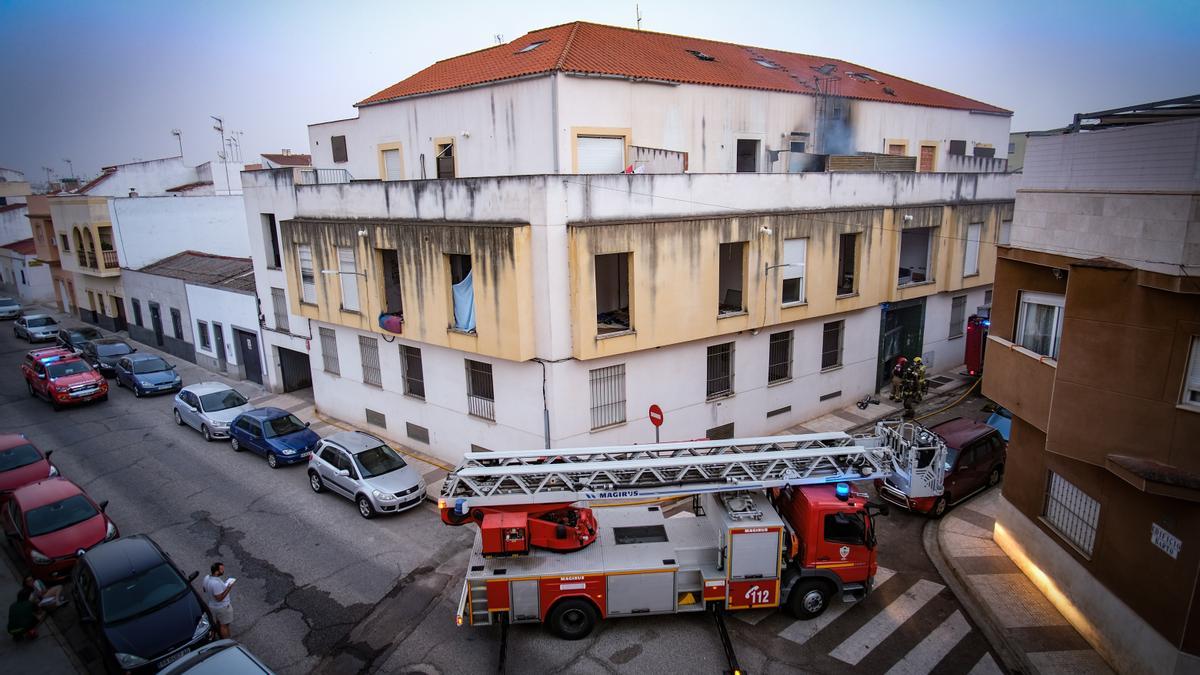 VÍDEO | Incendio en un edificio de okupas de Badajoz