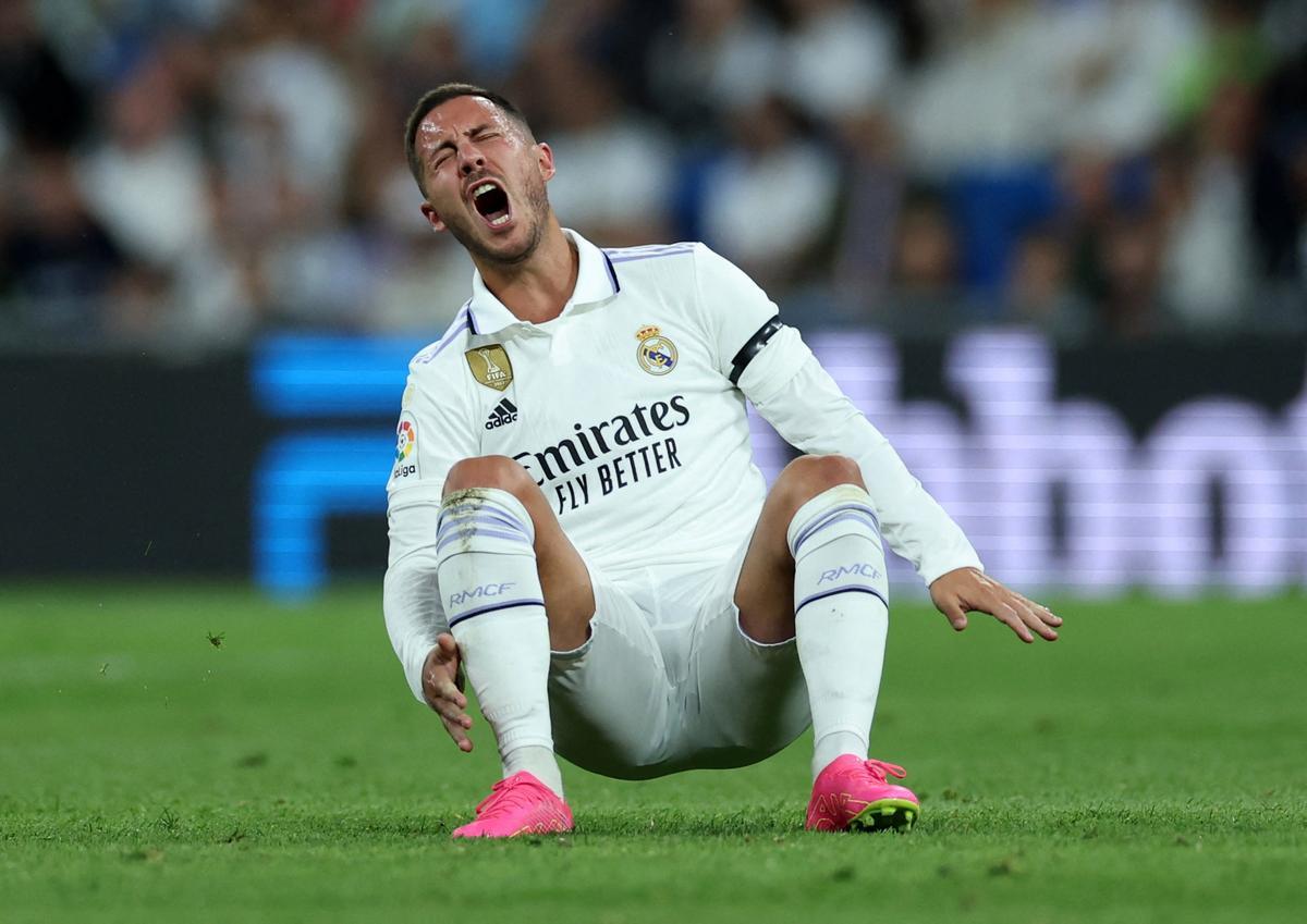 Eden Hazard se duele tras recibir una falta contra el Getafe en el Bernabéu.