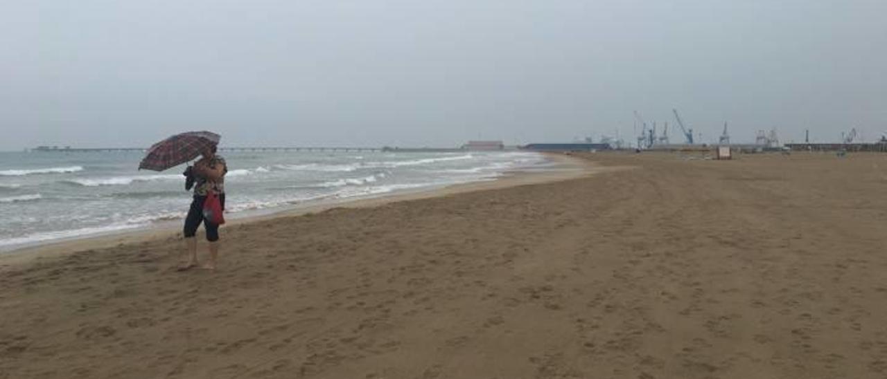 La lluvia aplaza un día la retirada de sombrillas en el Port