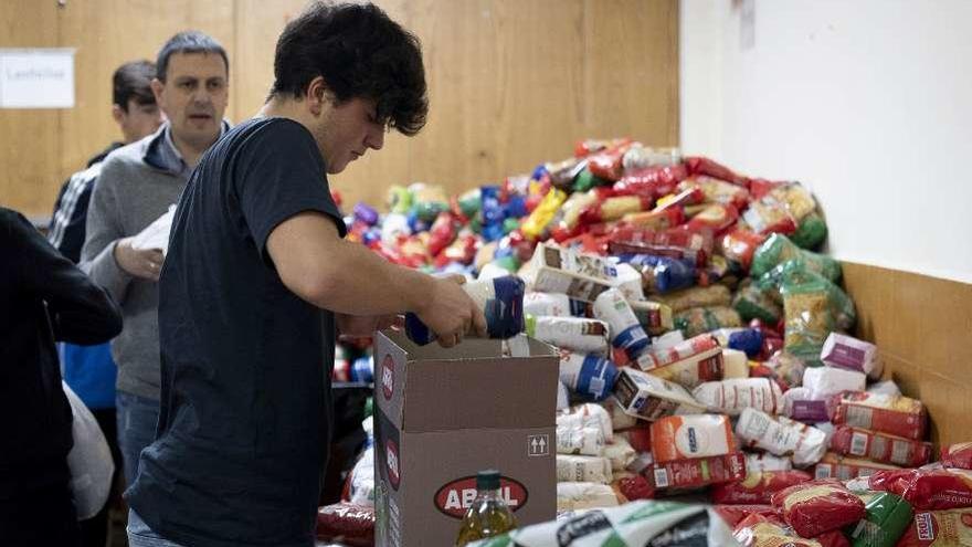 Inicio de la clasificación de las donaciones, ayer en Amencer. // Enzo Sarmiento