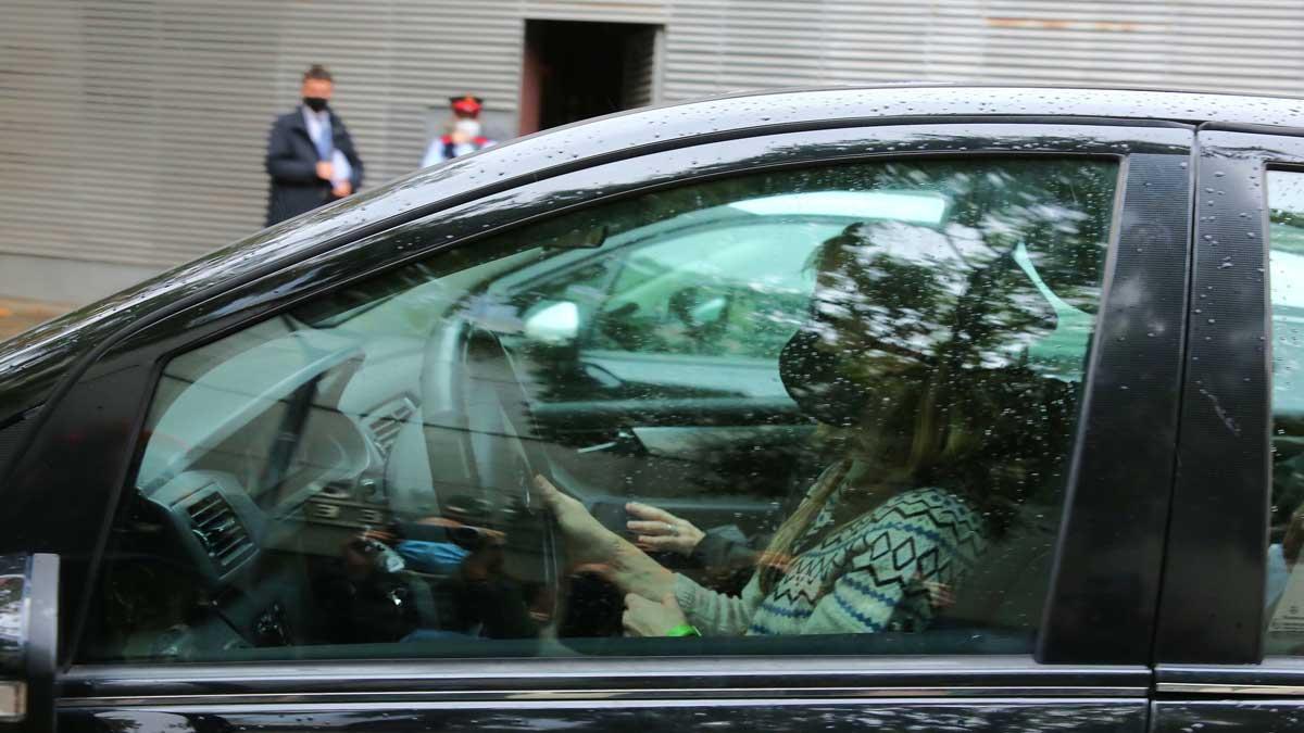 La mujer de Mainat abandona la casa familiar en coche