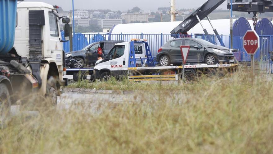 Los vehículos accidentados, en la grúa.