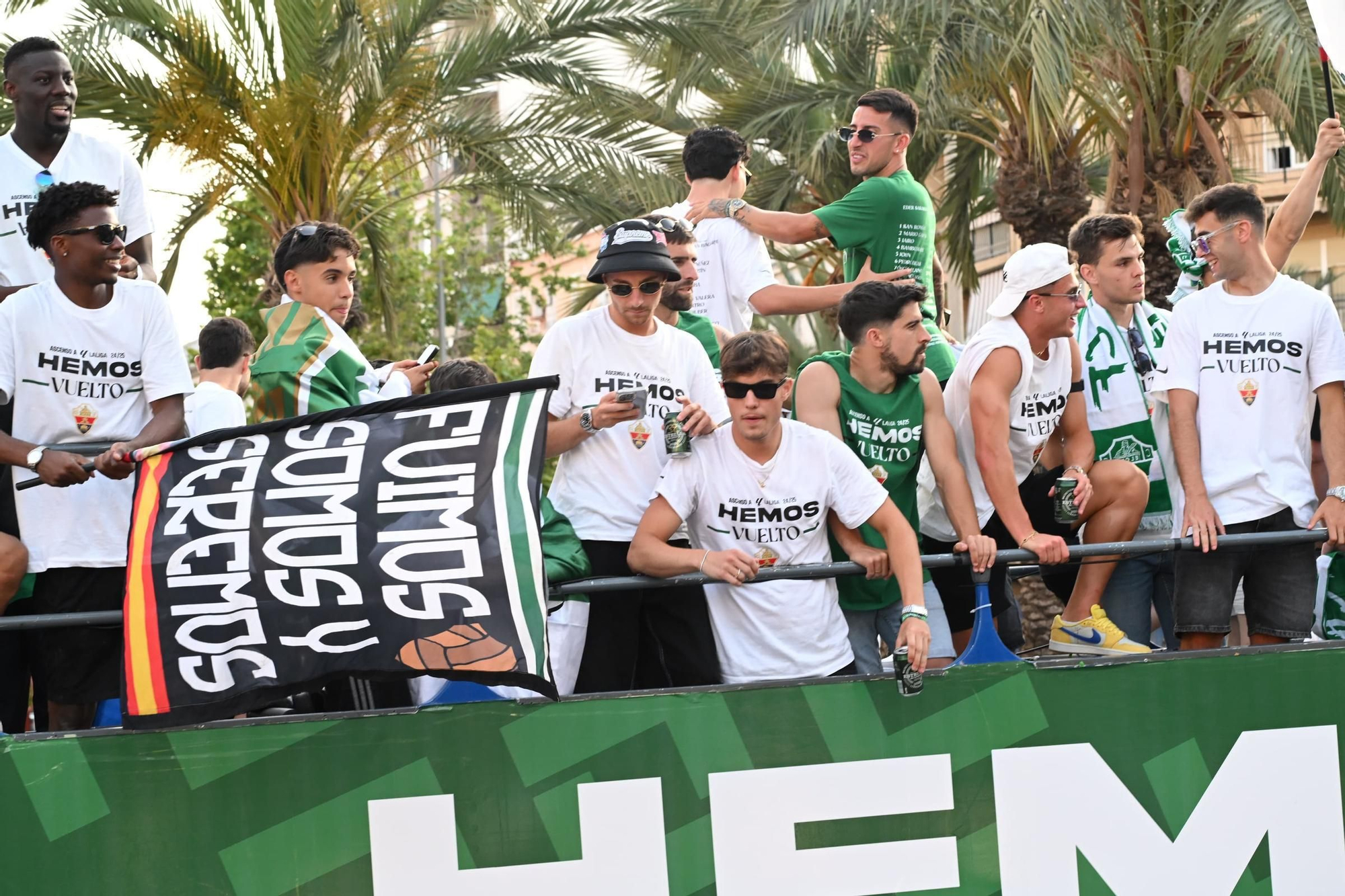 El Elche CF celebra el ascenso a Primera con una rúa en autobús hasta la Plaça de Baix