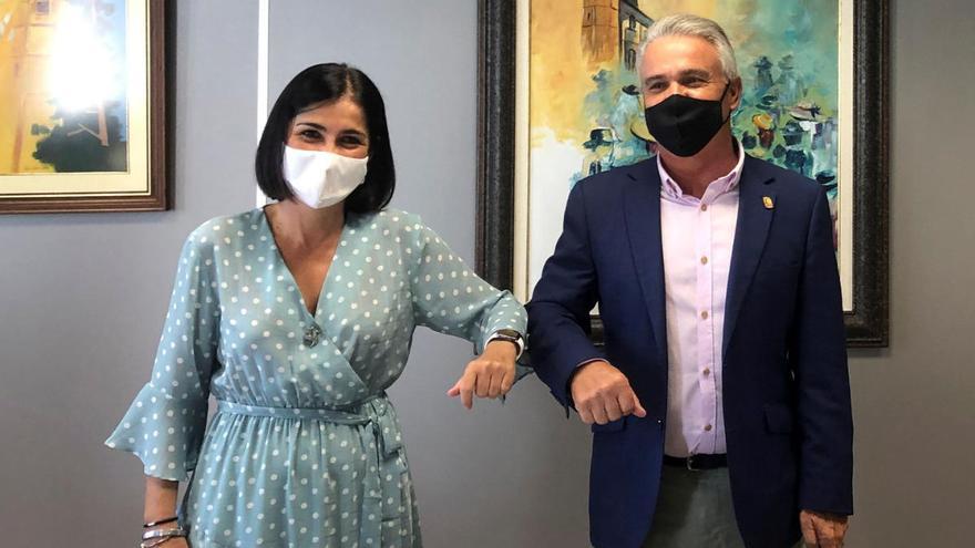 La ministra Carolina Darias y el alcalde de Teror, Gonzalo Rosario, durante la visita oficial de la primera al municipio