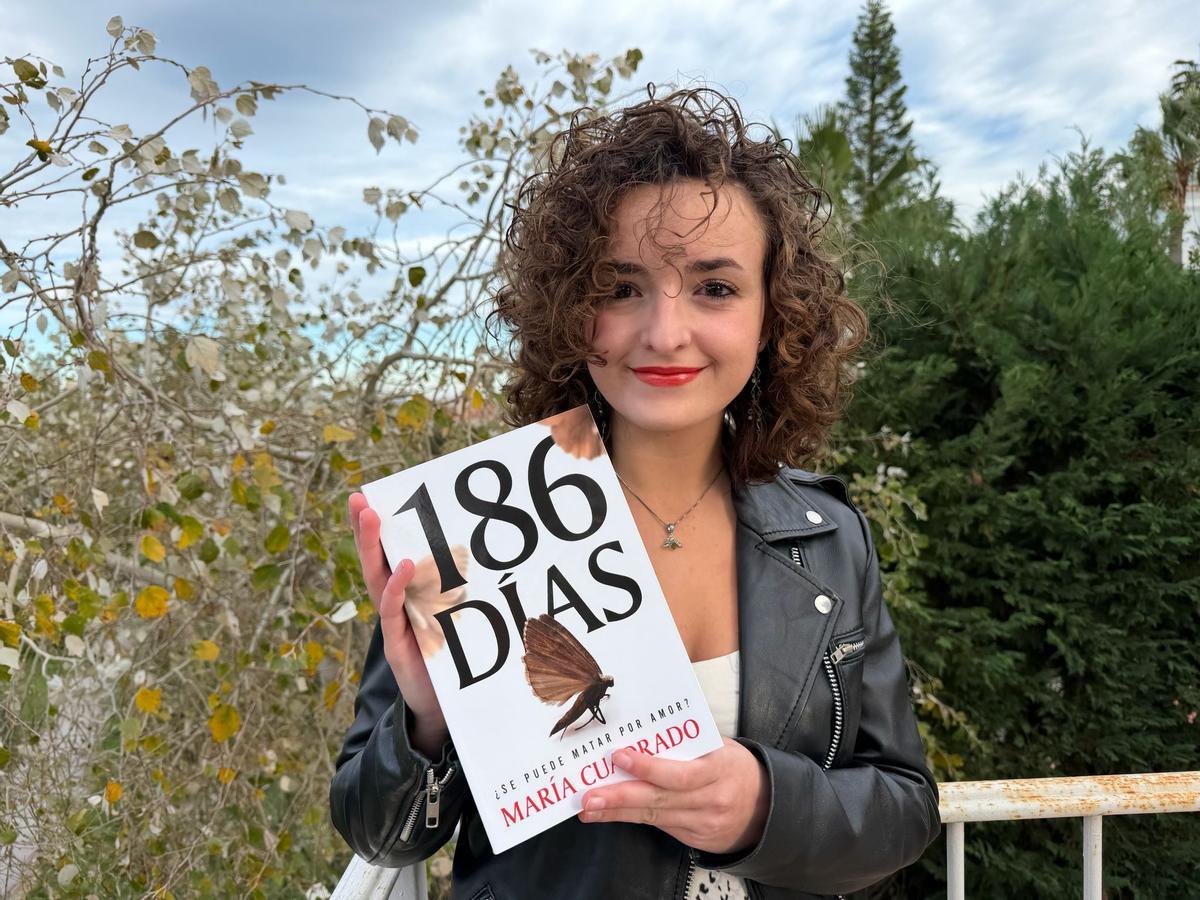 La escritora malagueña María Cuadrado, con su nuevo thriller '186 días'