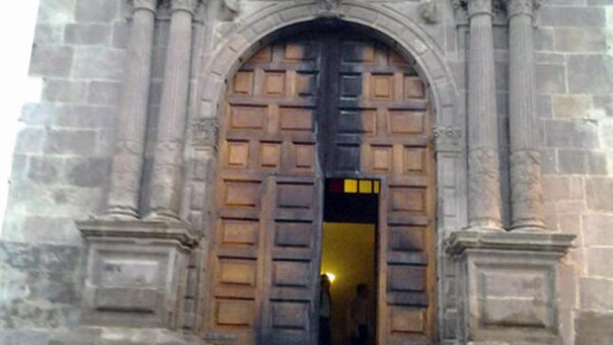 Estado en el que quedó la puerta de la iglesia tras el incendio. | la provincia / dlp