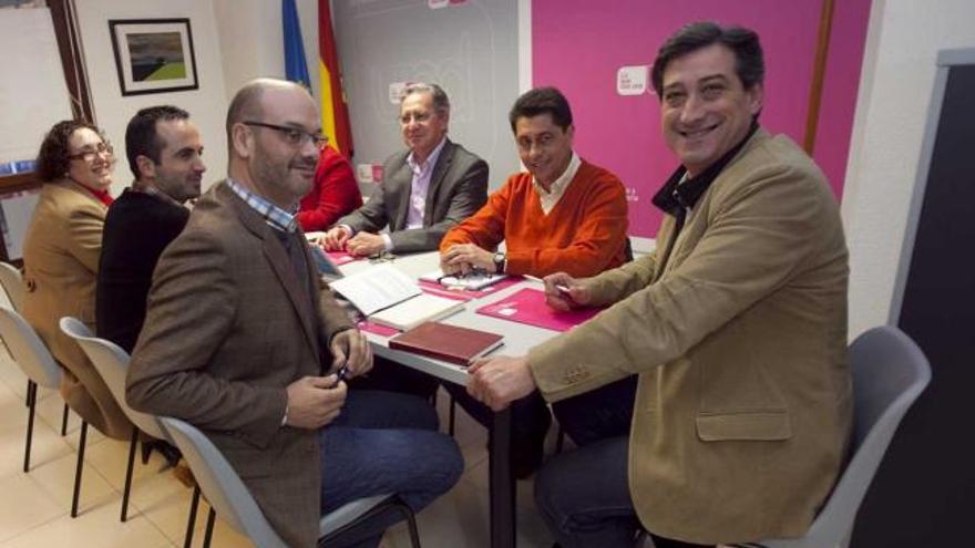 Ignacio Prendes, en primer término y a la derecha, al inicio del comité territorial de UPyD.