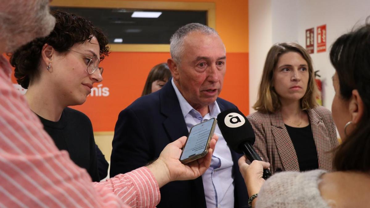 Joan Baldoví, en la sede de Compromís, con Aitana Mas y Paula Espinosa.