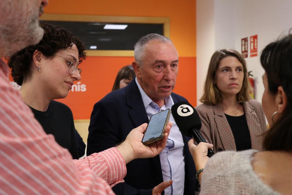 Joan Baldoví, en la sede de Compromís, con Aitana Mas y Paula Espinosa.