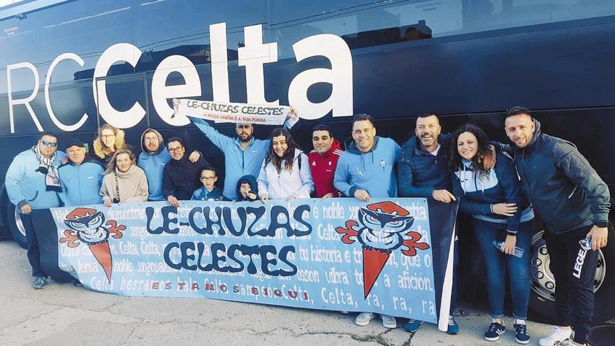 Aficionados de la peña Le-Chuzas Celestes, ante el autobús del Celta, ayer. // @le_chuzas