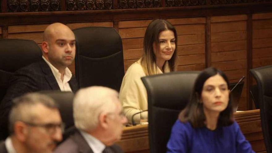 Eva Illán, en la bancada superior junto al también forista Jesús Martínez Salvador. Delante, Ana Braña, que se encargó de la defensa de su compañera en el debate de reprobación.