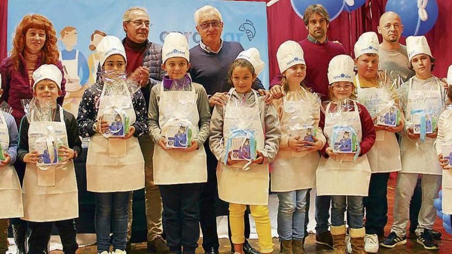 Finalistas y ganadores del concurso de cocina en el colegio de A Laxe. // S.A.