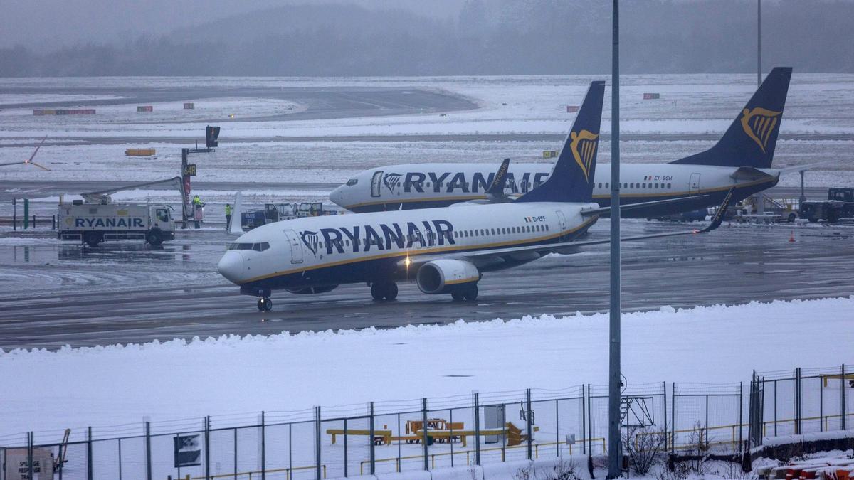 Un avión de Ryanair toma tierra en el aeropuerto londinense de Stansted.