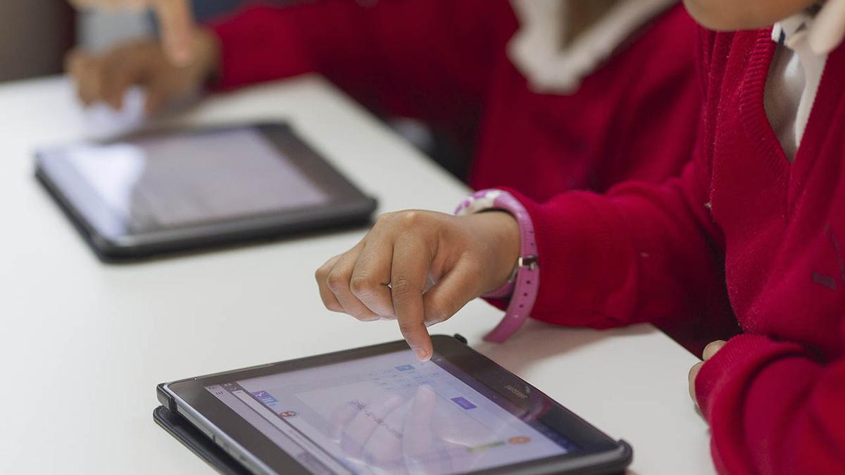 Niños usando tablets en el colegio