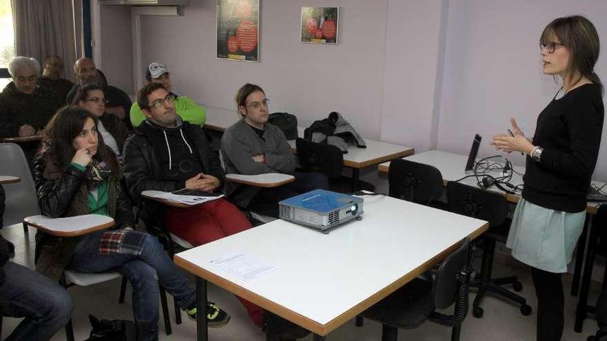 Asistentes al Taller de Ideas impartido ayer, en la Casa Azul de O Grove.  // Muñiz