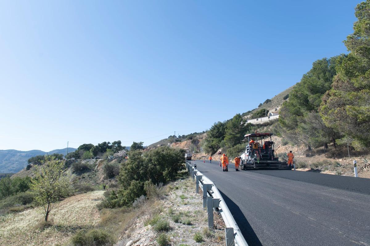 Operarios trabajan en las obras de reasfaltado de La Carrasqueta de Xixona