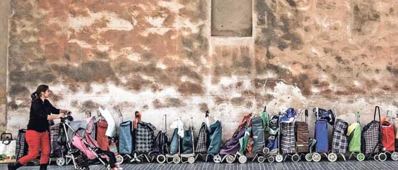 Colas de carritos para coger comida en Caputxins. La foto es de 2015. La situación ha  mejorado, pero sigue habiendo mucha población bajo el umbral de la pobreza.