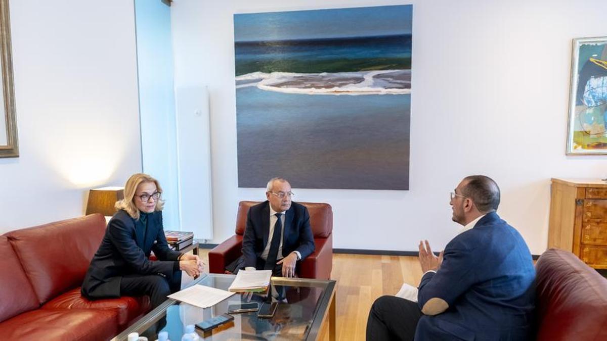 Madrid, 30 de enero.- Los embajadores de Francia y Alemania, Jean-Michel Casa y Maria M. Gosse, durante un momento de la entrevista con EL PERIÓDICO DE ESPAÑA.