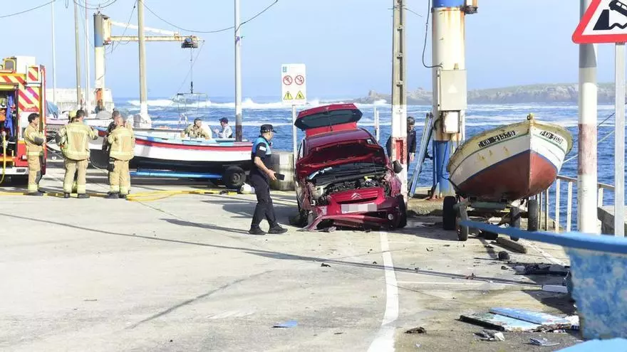Sufre una indisposición al volante y el choque contra una lancha evita que su coche se precipite al mar en O Portiño