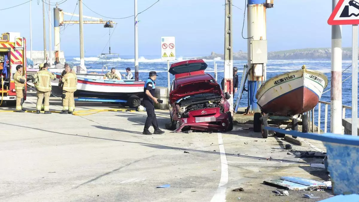 El choque contra una lancha evita que su coche se precipite al mar en O Portiño