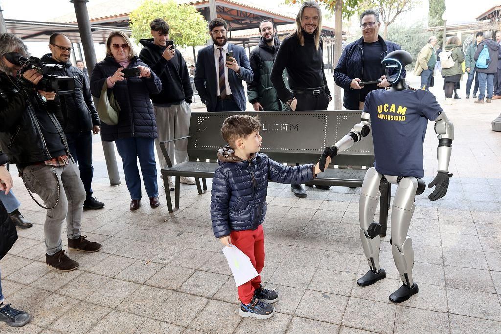 La demostración de los dos robots que han estado este martes en el Campus de Los Jerónimos de la UCAM, en imágenes