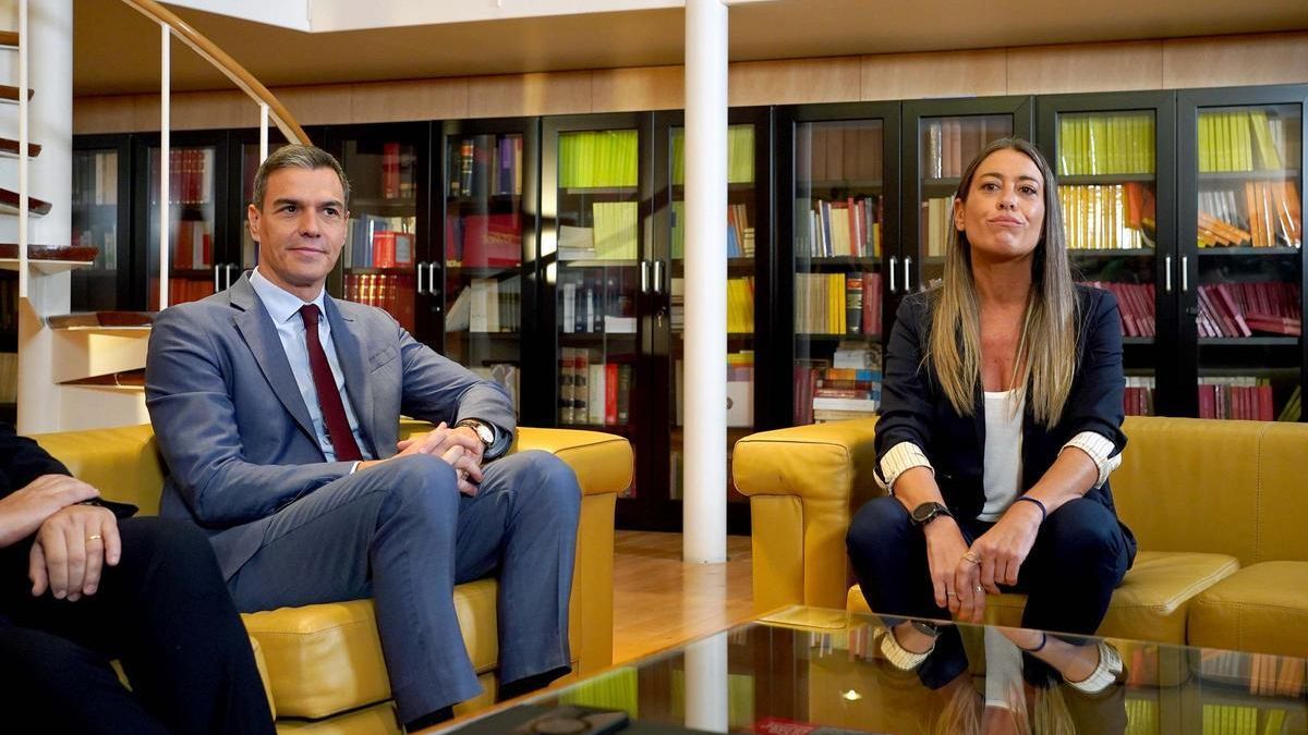 Pedro Sánchez y Miriam Nogueras, portavoz parlamentaria de Junts, el pasado 13 de octubre en el Congreso.