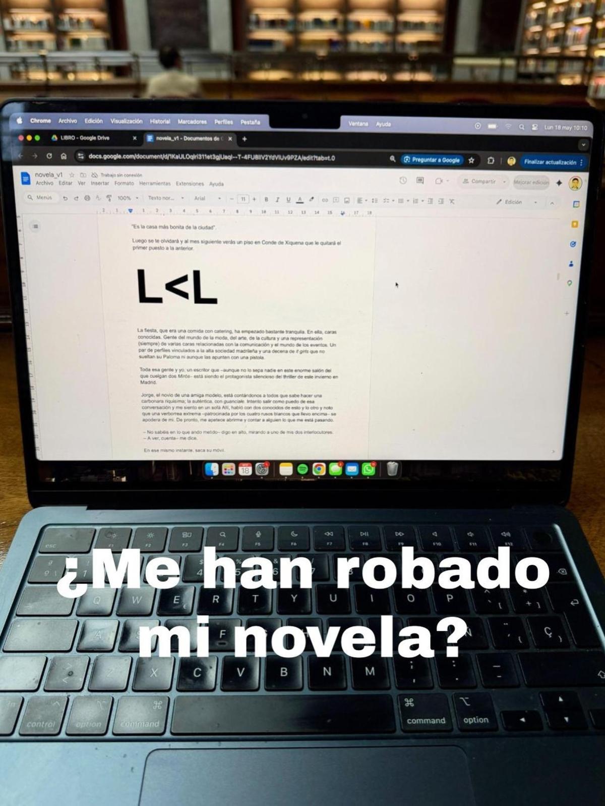 El escritor publicó en sus redes esta imagen de su ordenador denunciando el posible robo de su novela