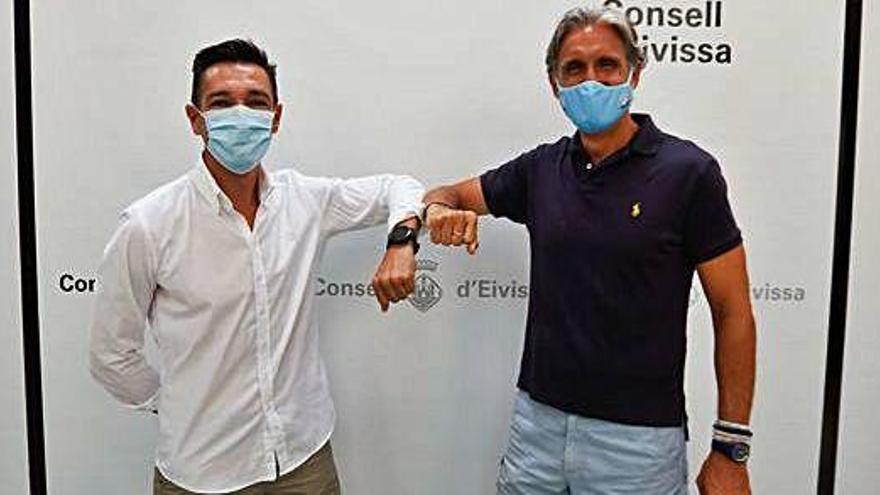Raúl Casañ, técnico peñista, y Pablo Alfaro, preparador de la UD Ibiza, se saludan con el codo como medida de seguridad por la pandemia del Covid-19.